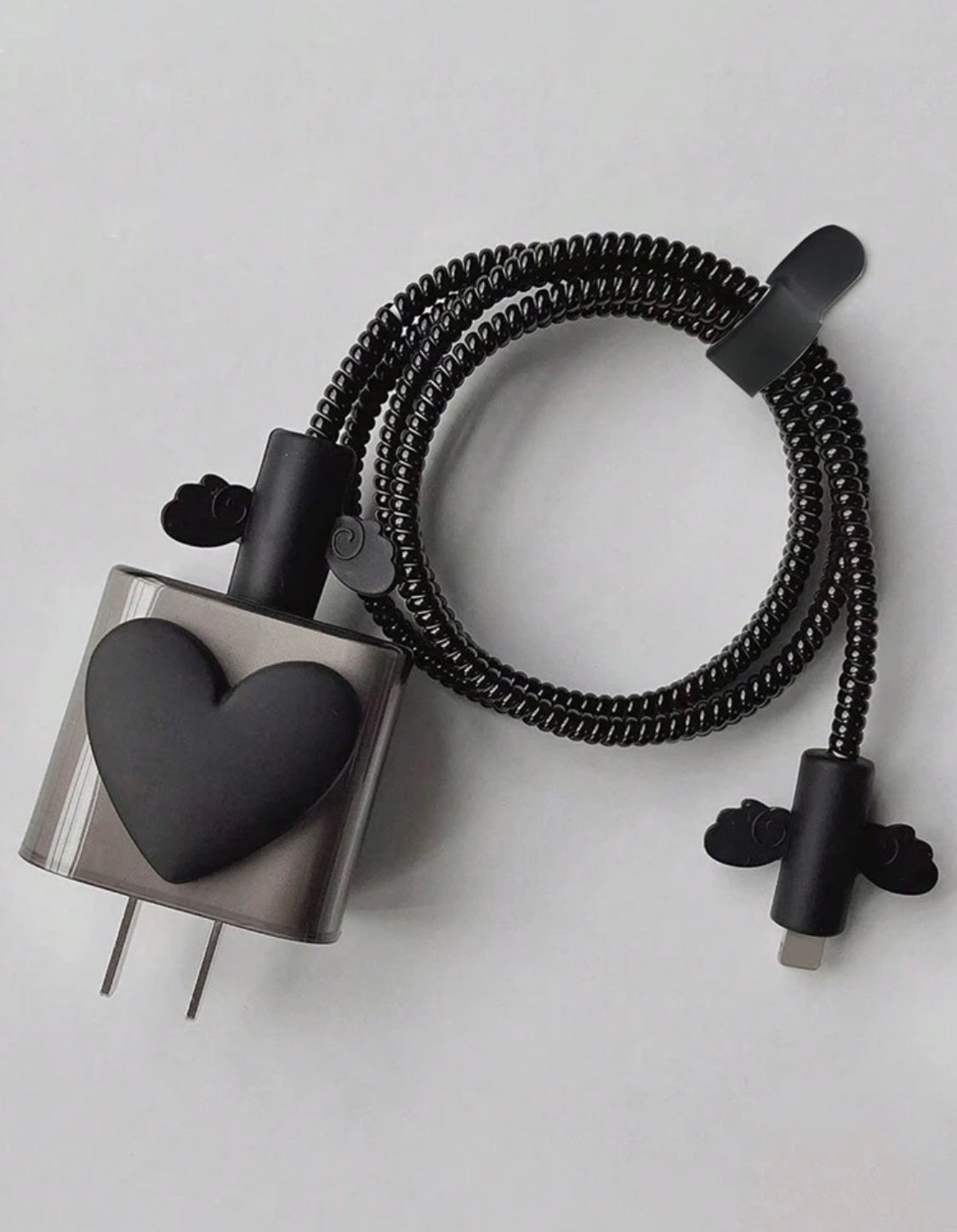 Protector de cable y cargador corazón negro 🖤