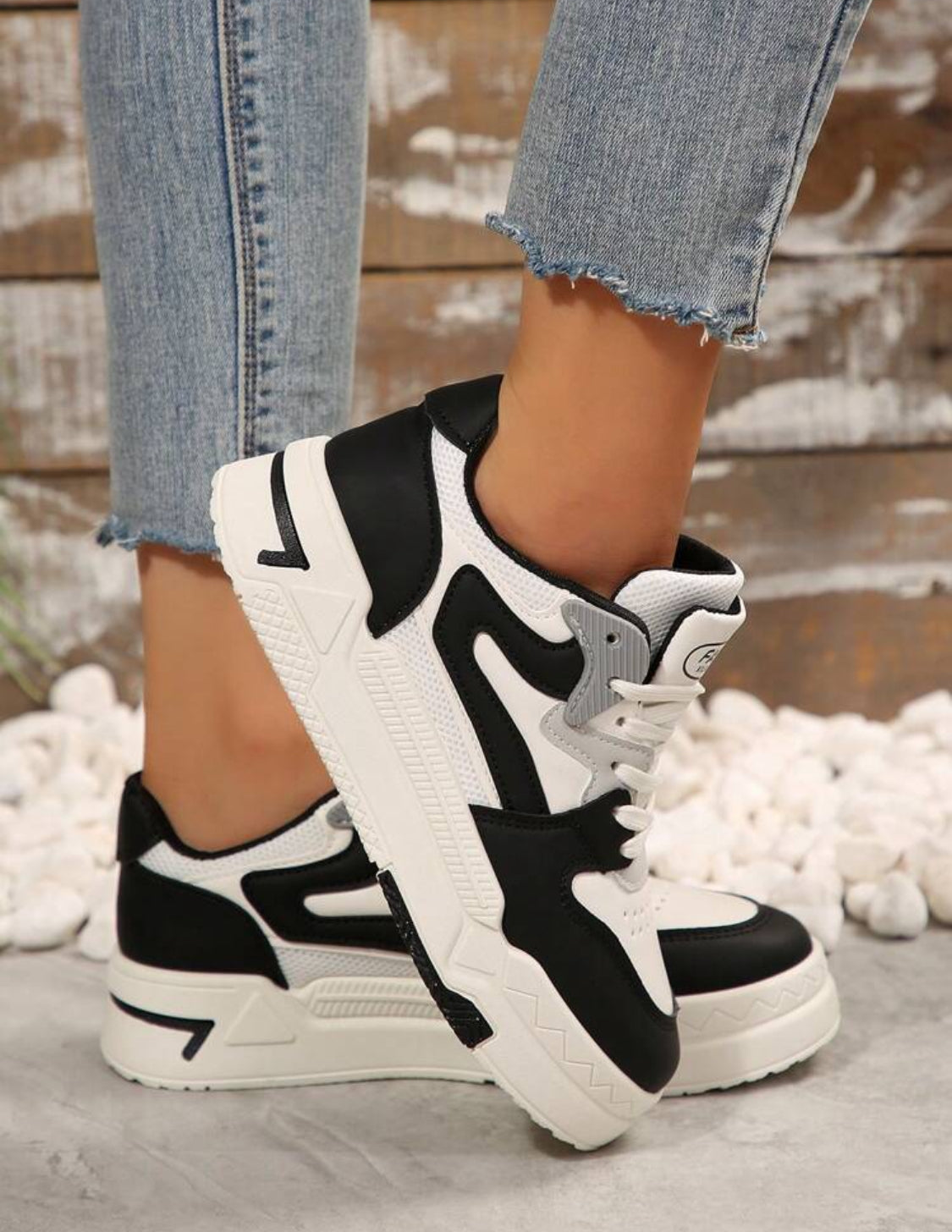 Tenis con plataforma gris con negro Talla 24*