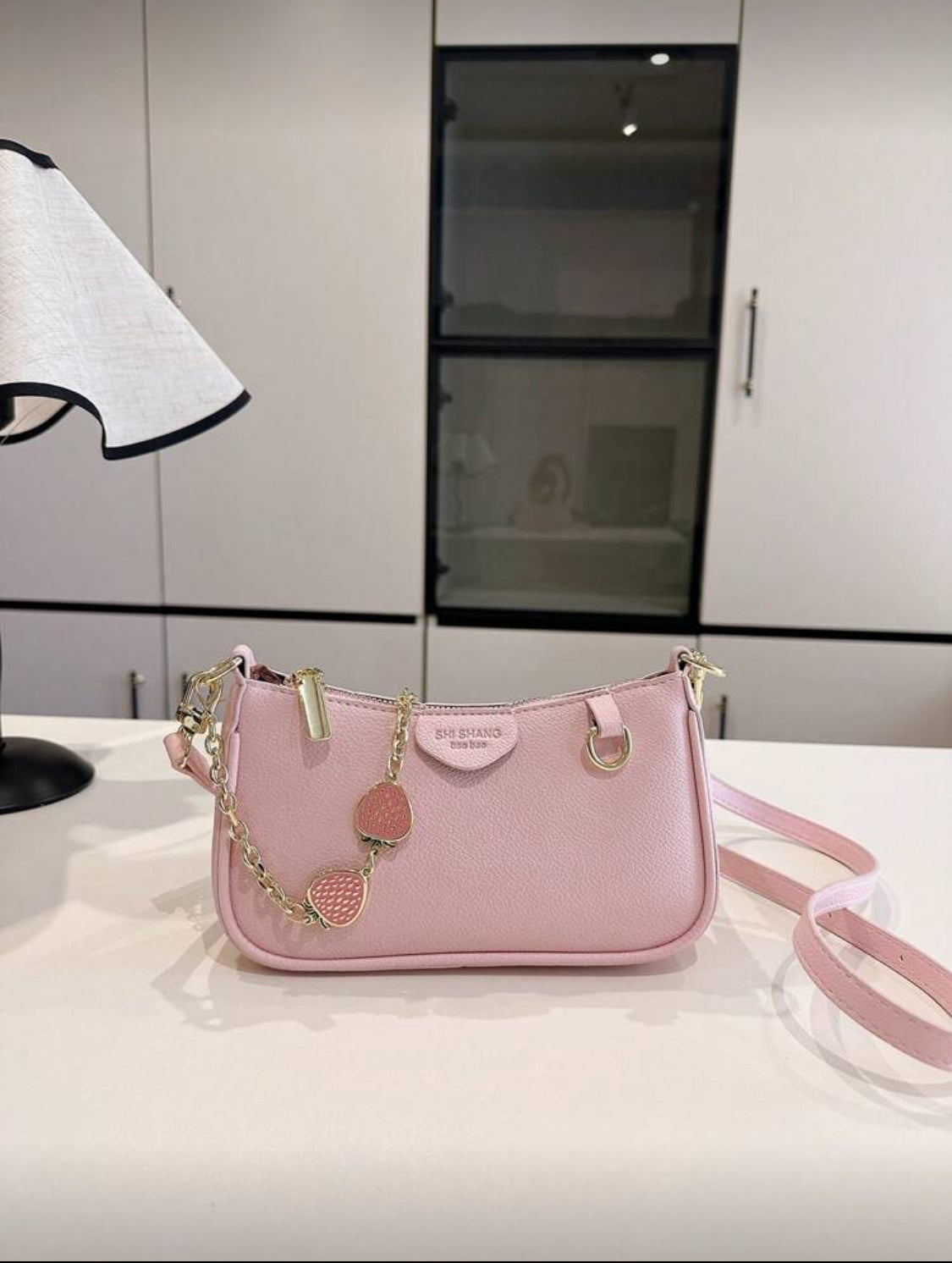 Bolsa Pink con Cadena con charms de fresas