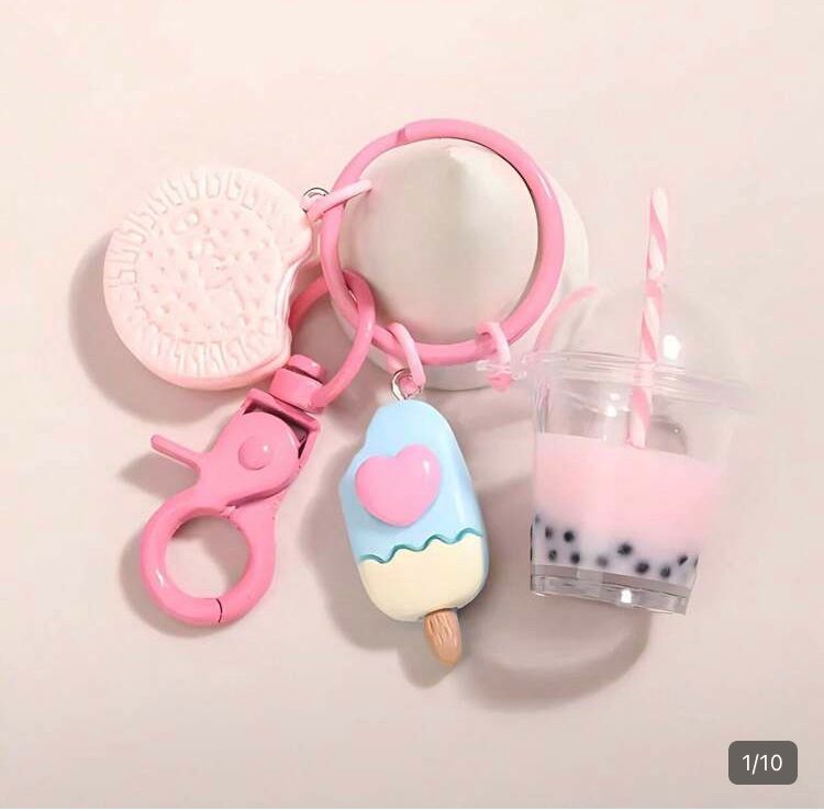 Llavero en forma de minihelado de color nácar ,celeste
