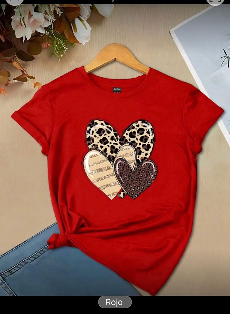 Playera roja con estampado de corazones talla M