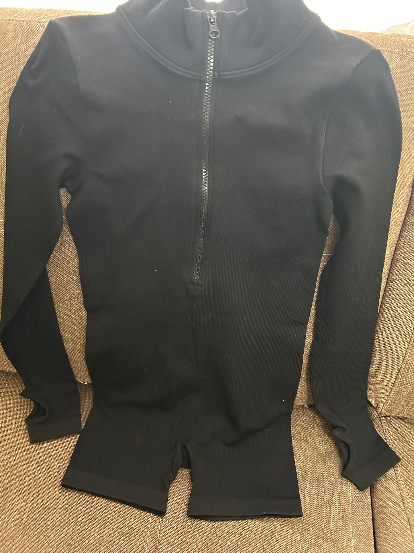 Blusa manga larga con aberturas en muñecas, cierre al frente, short integrado, negro, M