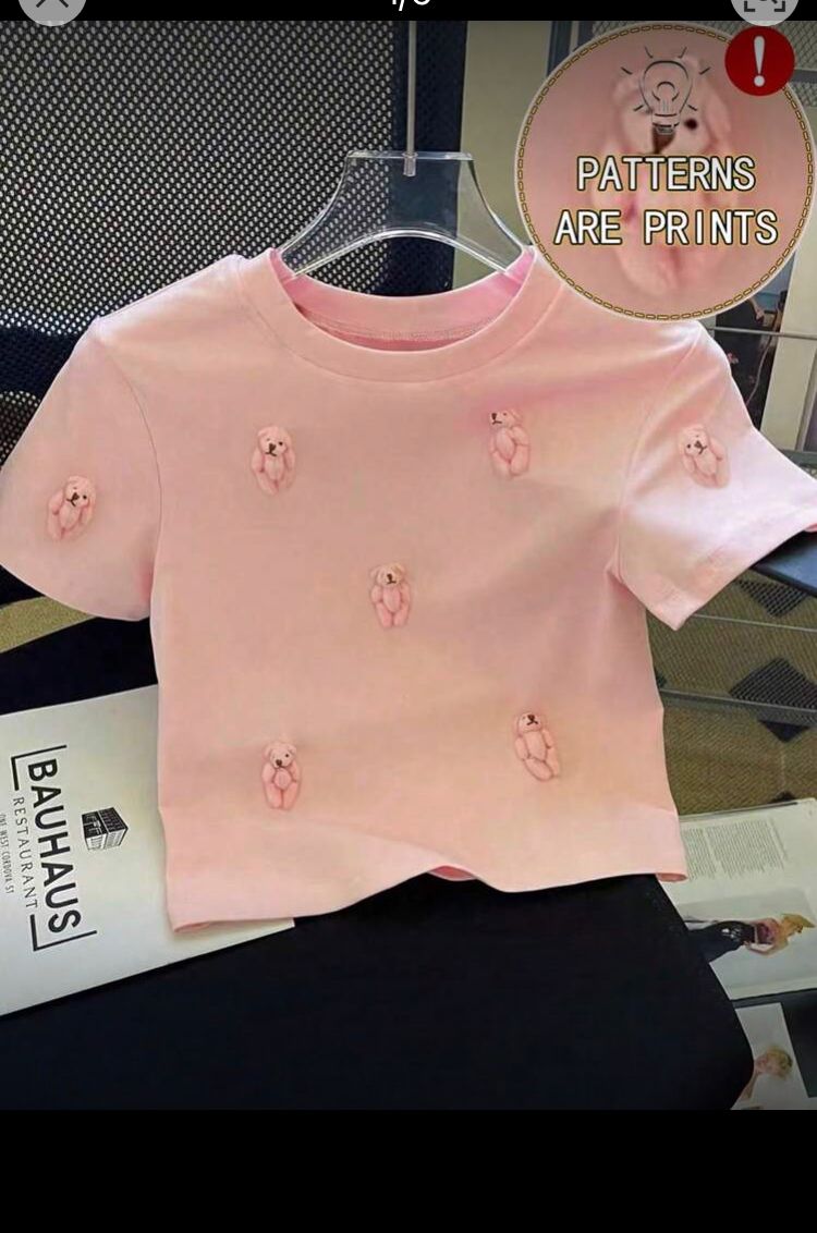 Camiseta de manga corta ajustada con cuello redondo con estampado de capibara rosa Ch/ S