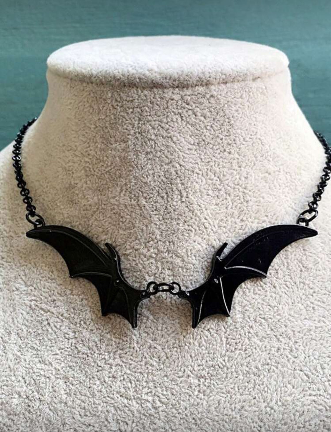 Collar en forma de Muercielago