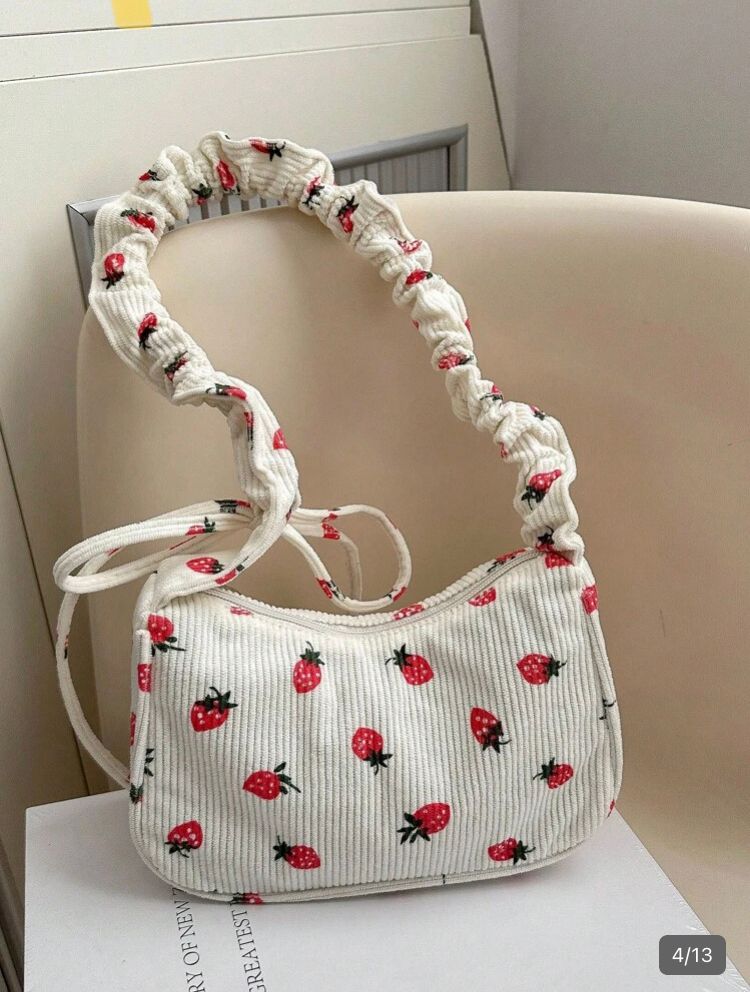 Bolso de hombro con asa plisada y estampado de fresas (blanco)