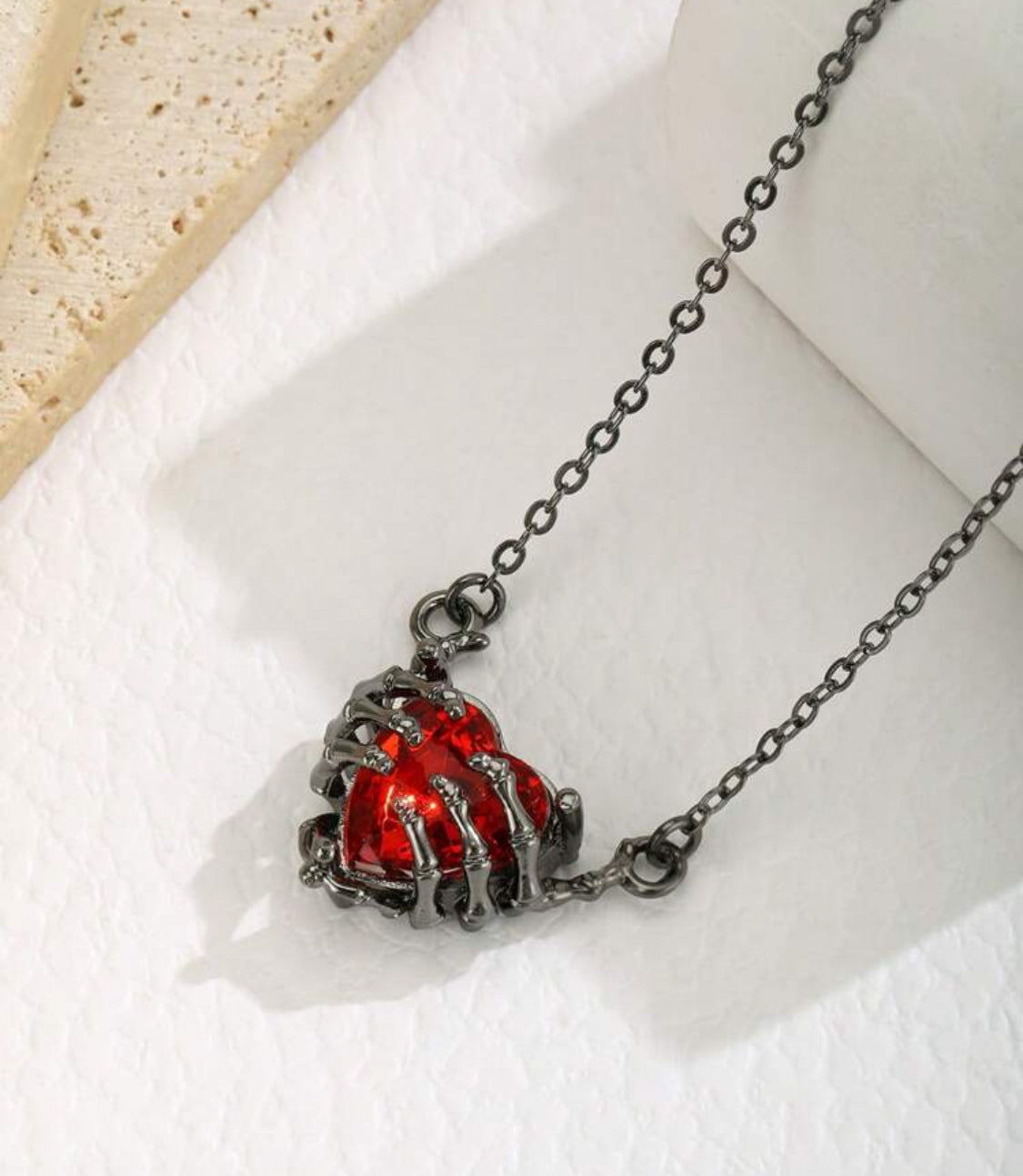 Collar Manos Calavera Abrazando Corazón