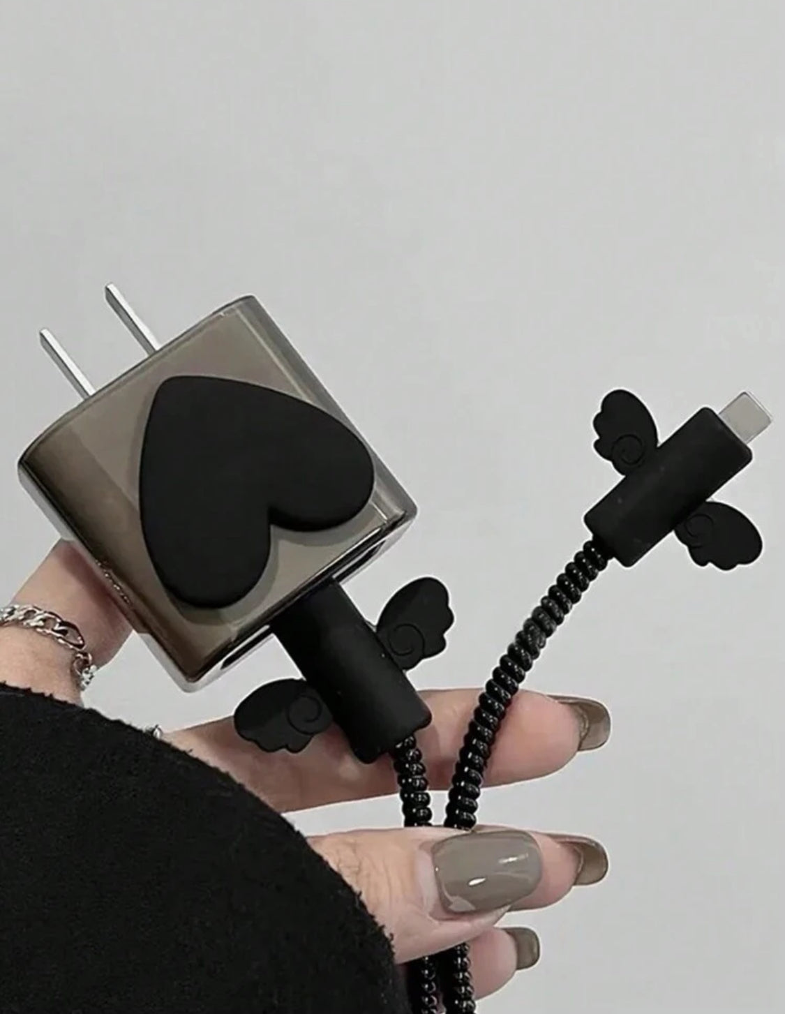 Protector de cable y cargador corazón negro 🖤