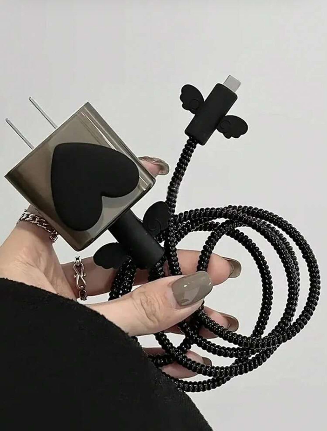 Protector de cable y cargador corazón negro 🖤