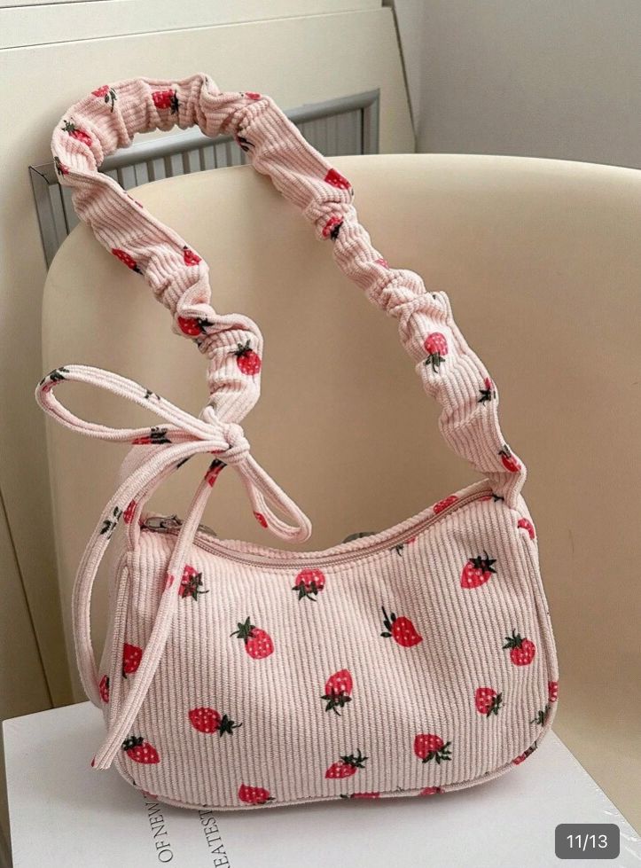 Bolso de hombro con asa plisada y estampado de fresas (rosa)