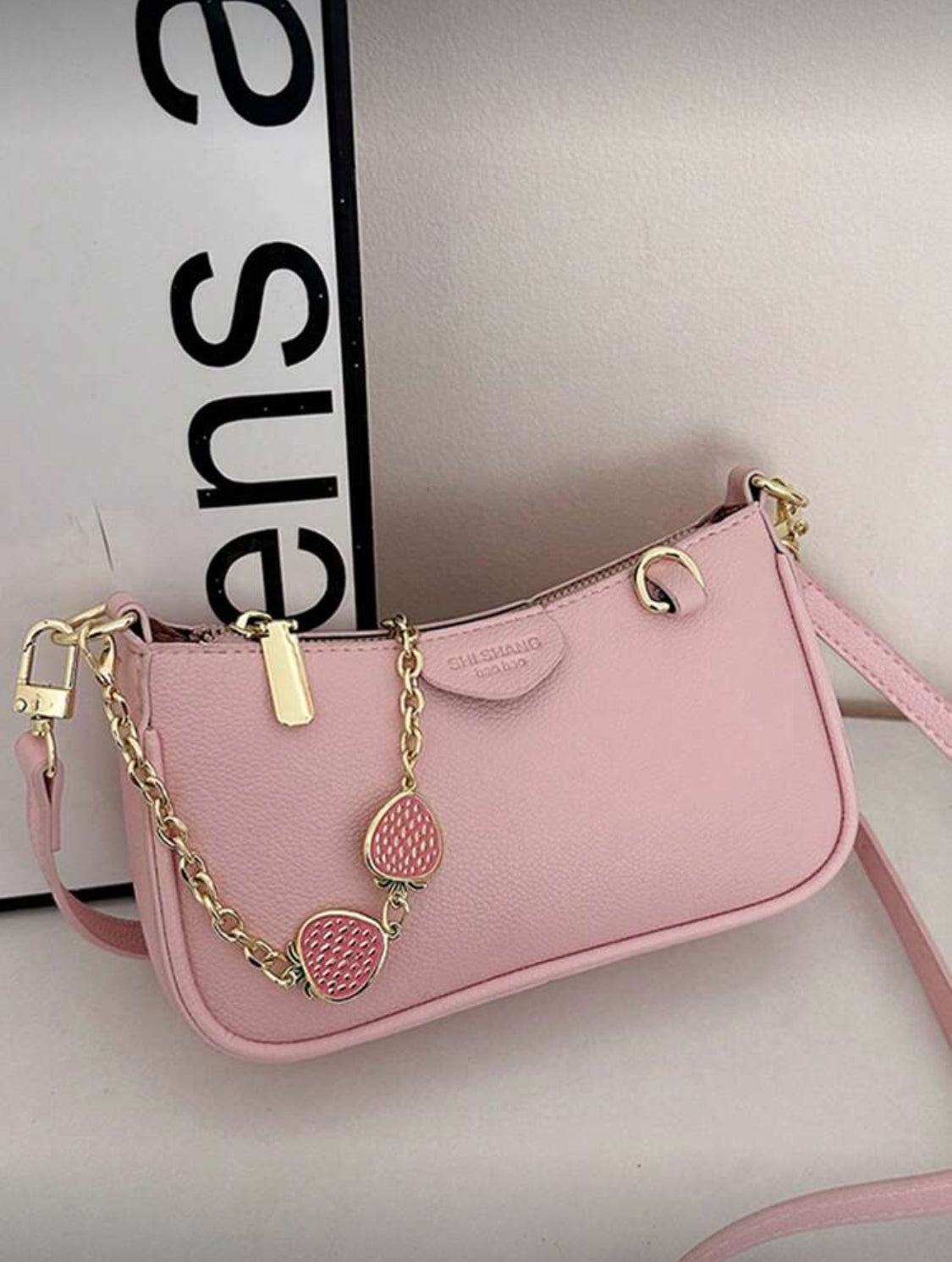 Bolsa Pink con Cadena con charms de fresas