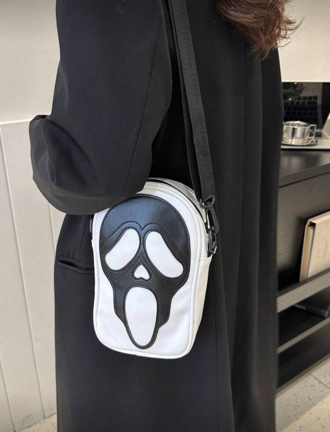 Crossbody Scream Black & White