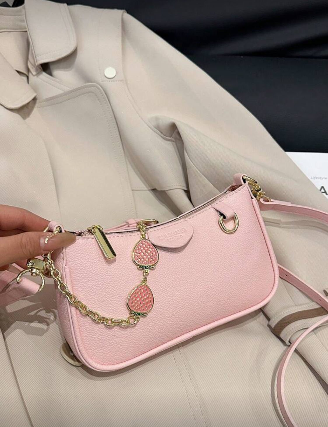Bolsa Pink con Cadena con charms de fresas