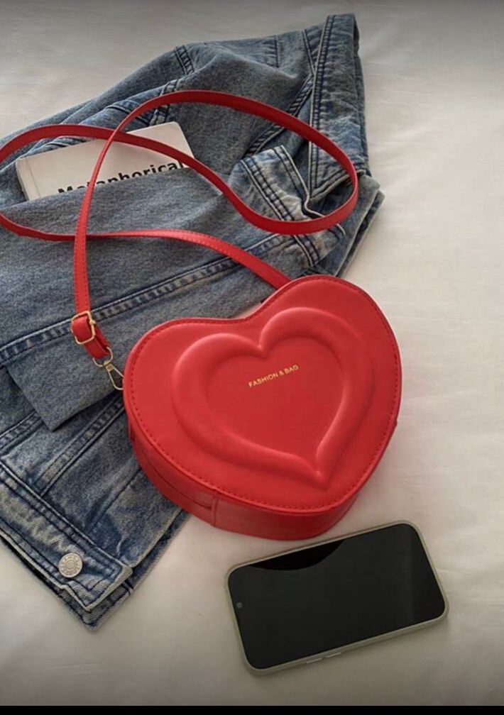 Crossbody rojo en forma de corazón