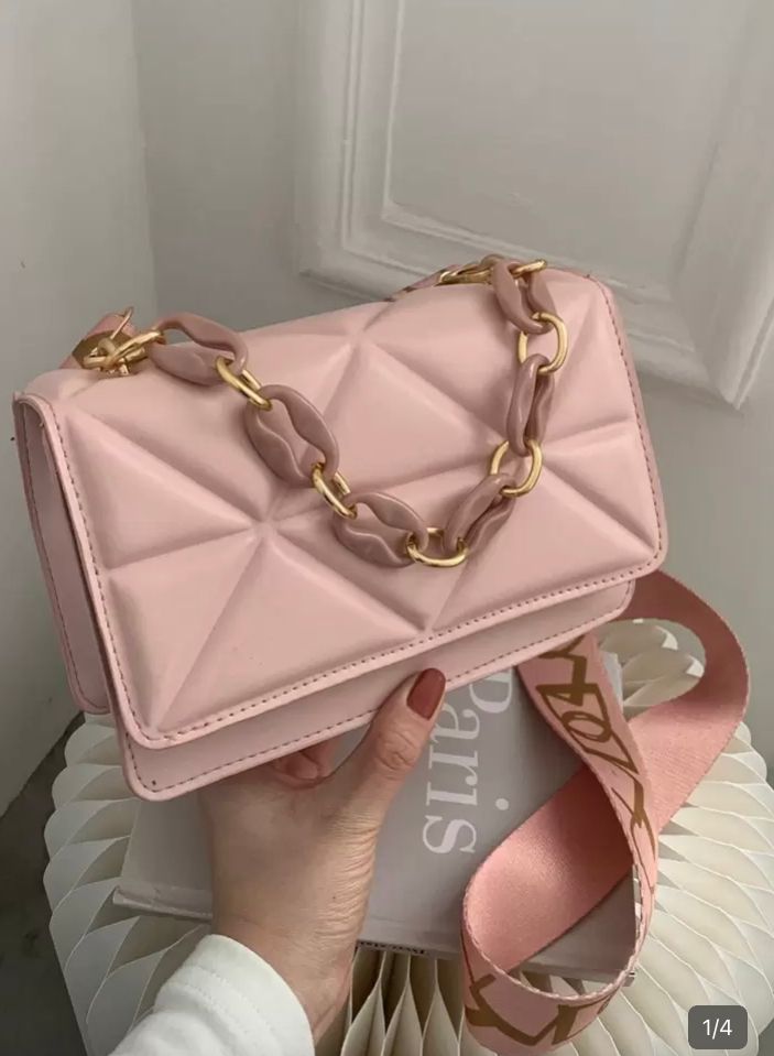 Crossbody rosa con cadena decorativa