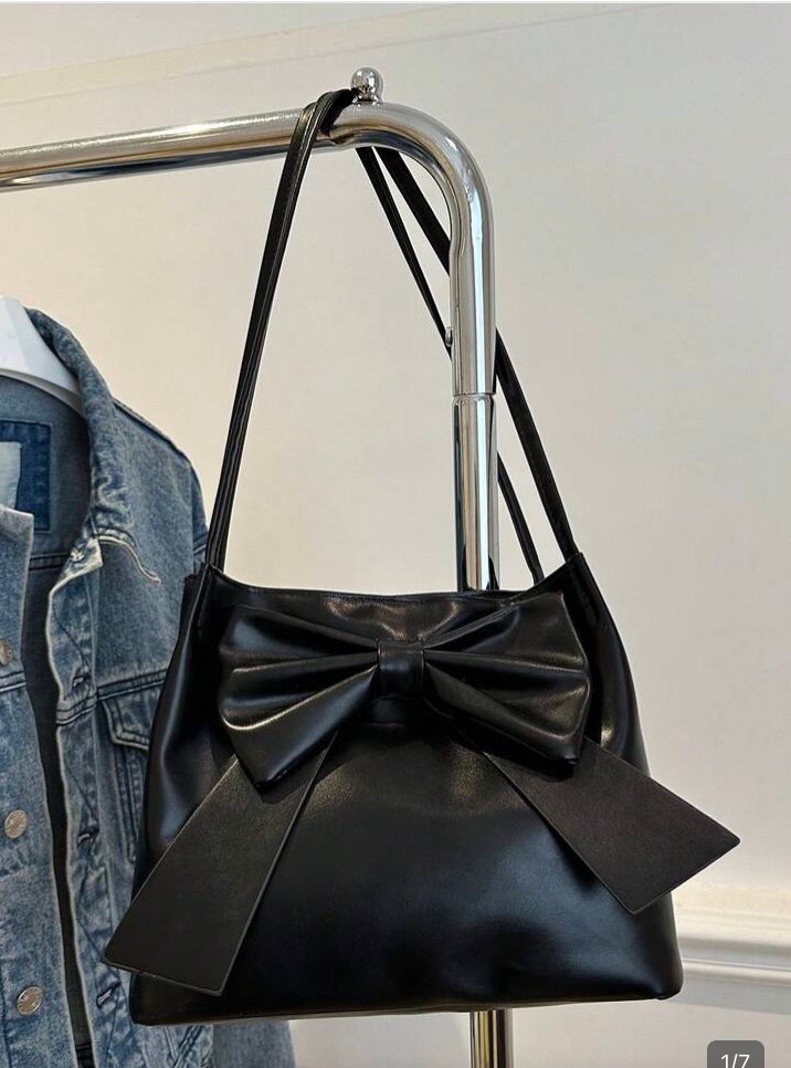 Bolsa simulacion vinipiel con moño decorativo (negra)