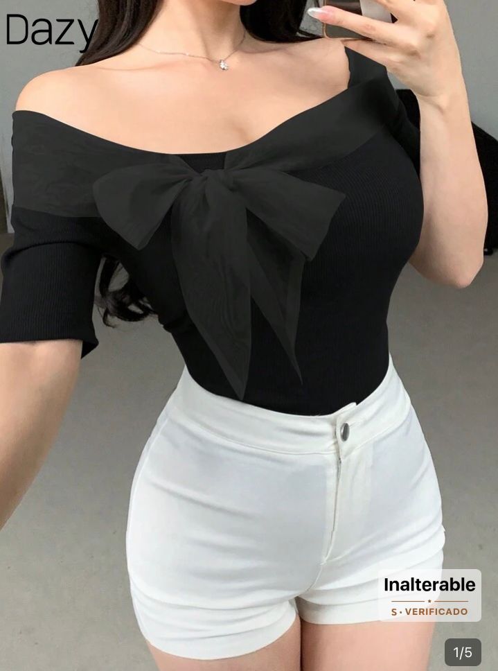 Top negro de manga corta con cuello moño talla