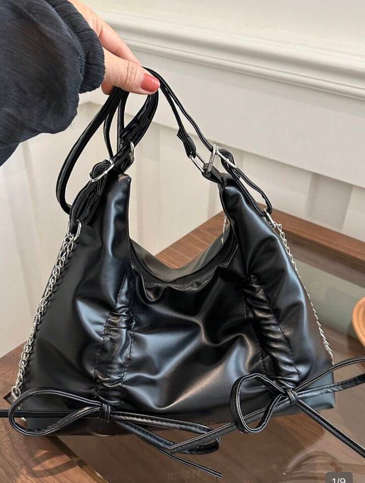 Bolso de mano estilo vinipiel con cadenas y jaretas decorativas(negra)