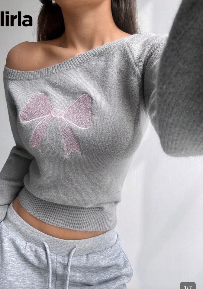 Suéter gris de hombro descubierto y dibujo de moño talla L