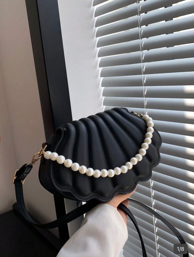 Crossbody negro en forma de concha con cadena de perlas decorativa