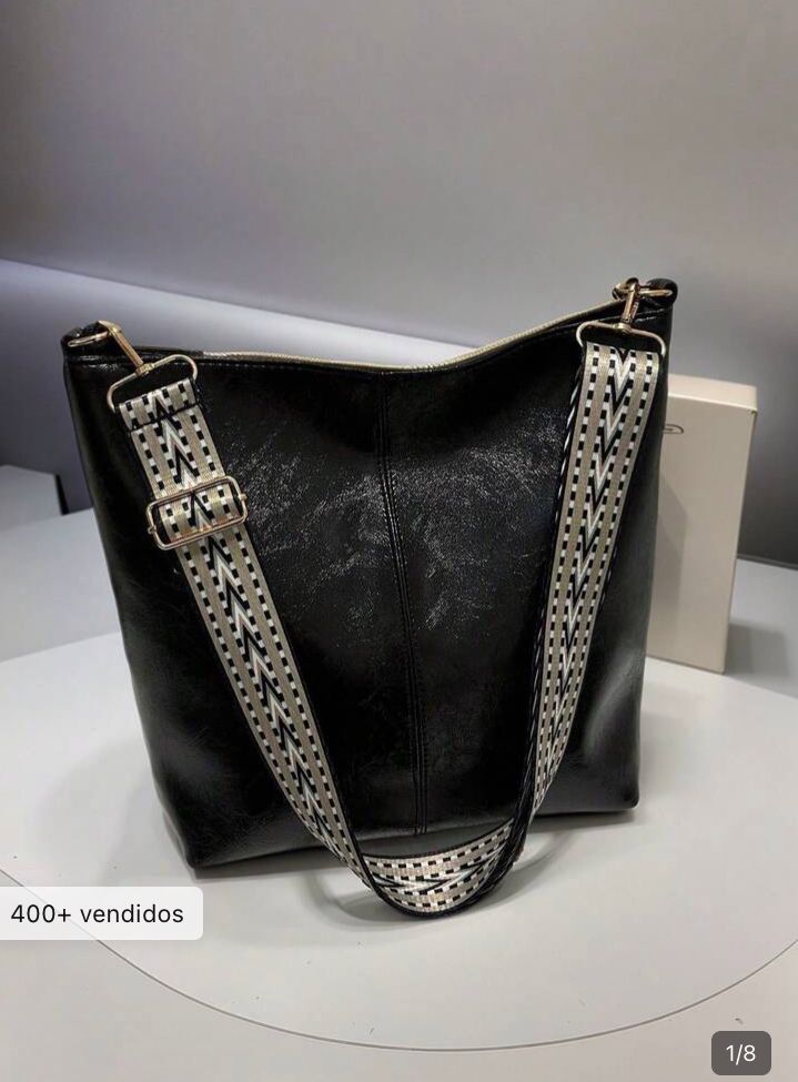 Bolso Hobe con correa geométrica cruzado negro