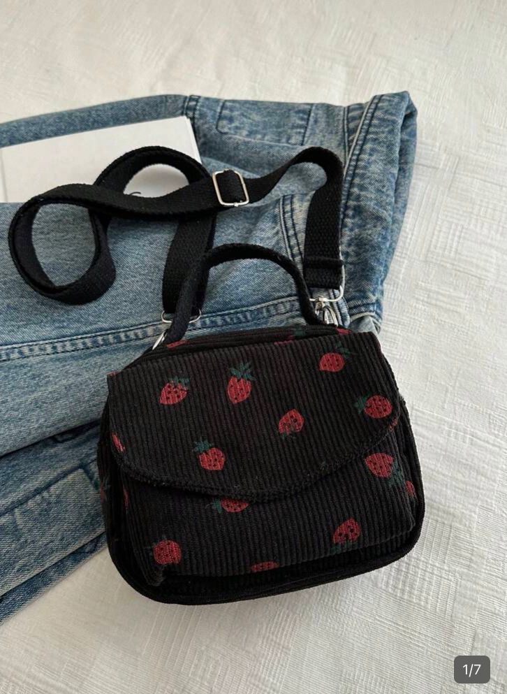 Bolsa de mano de fresa de dibujos animados negra