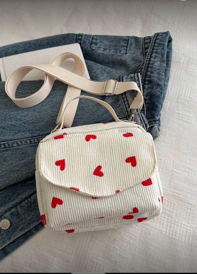 Bolsa de mano de mujer estampado corazones blanco