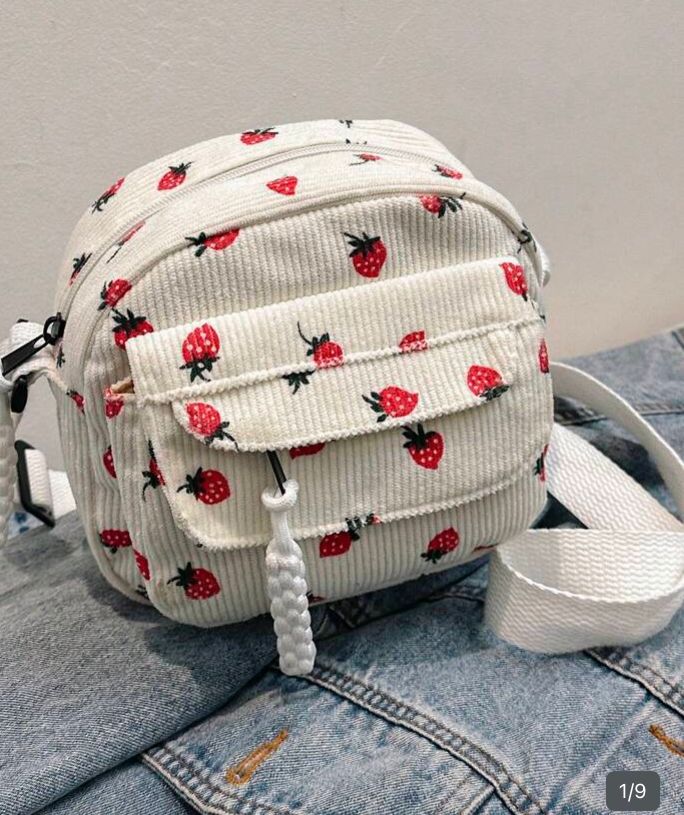 Bolso de mano tipo cubo estampado fresas blanco