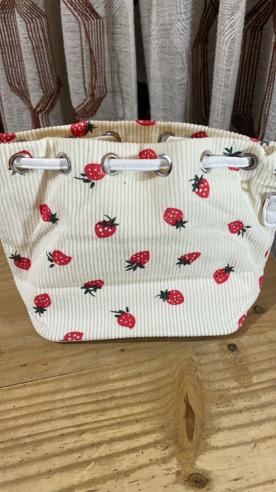 Bolso de bandolera de pana con estampado de fresas, blanco