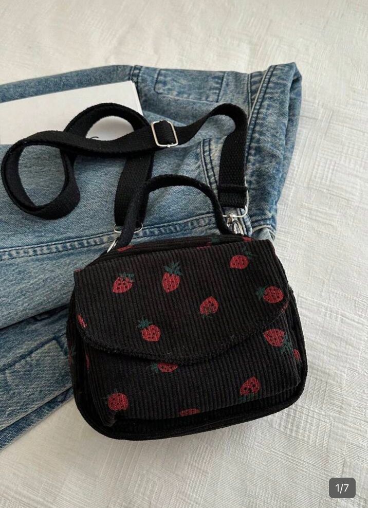 Bolsa de mano estampada de fresas, dibujos animados, negro