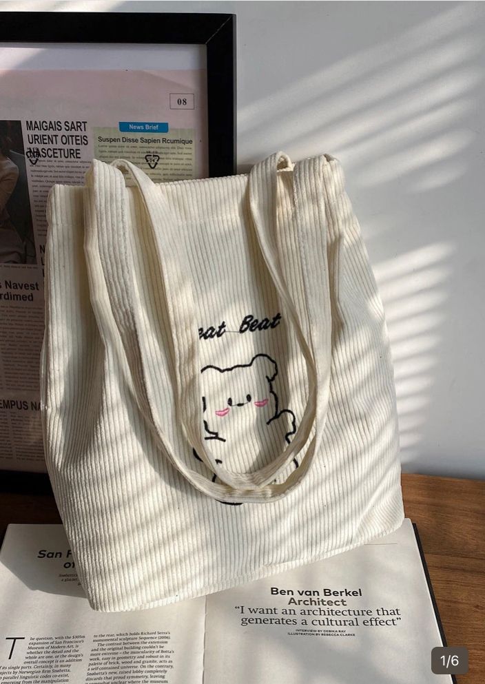 Bolsa cuadrada de pana con bordados de letras y oso , blanca