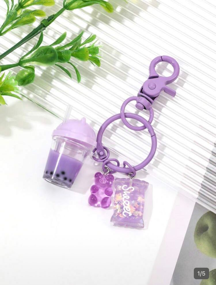 Llavero con decoración de taza de té de boba
