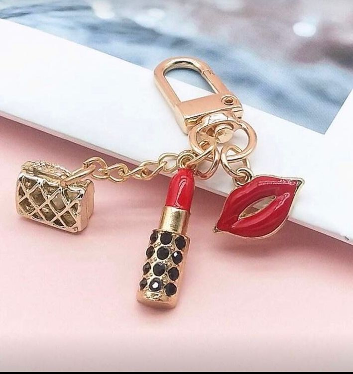 Llavero con colgante en forma de lápiz labial para mujer, multicolor