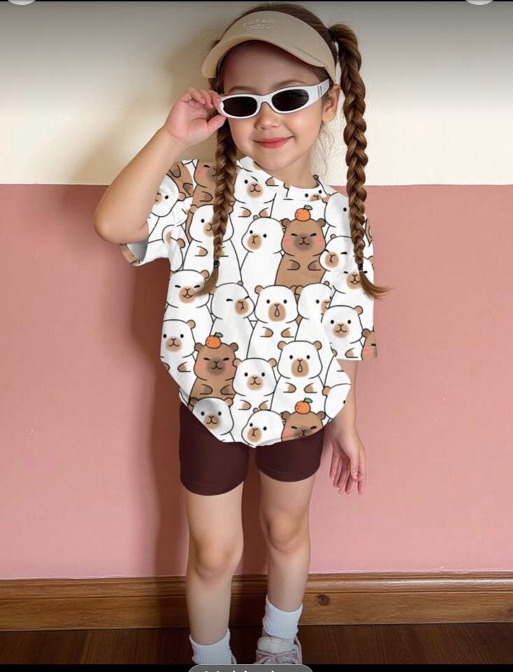 Conjunto infantil cafe/blanco con estampado de capibaras 4y