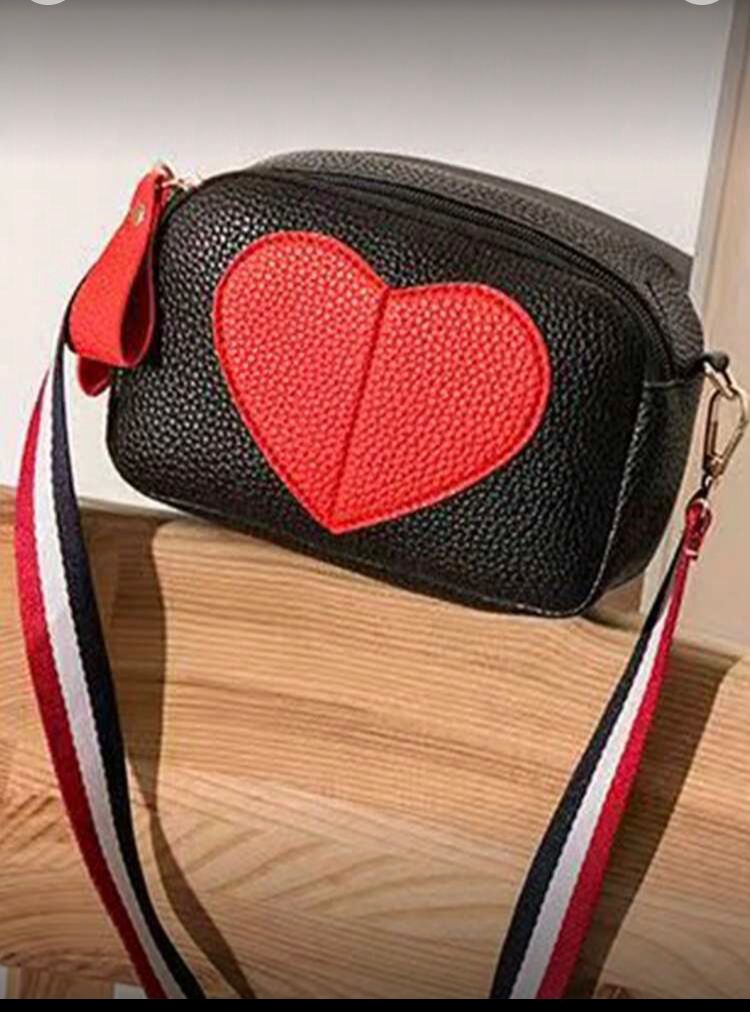 Crossbody corazon rojo, negro