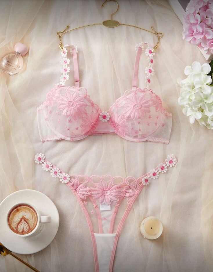 Conjunto de lenceria rosa 2 piezas, con detalles de flores y transparencia talla M