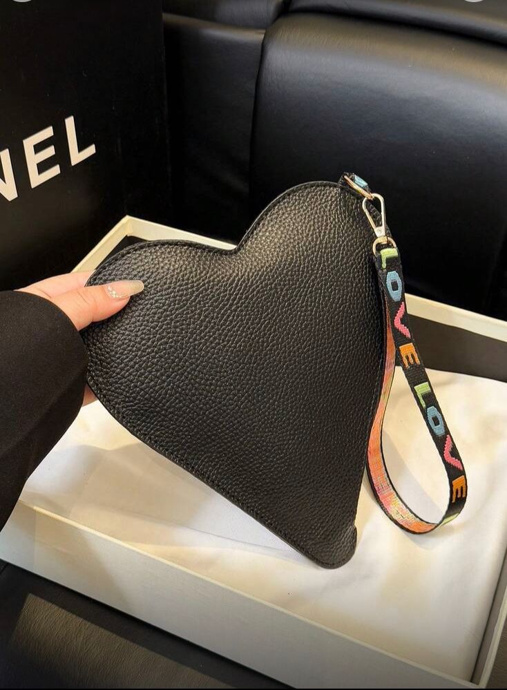 Bolso de mano negro en forma de corazón