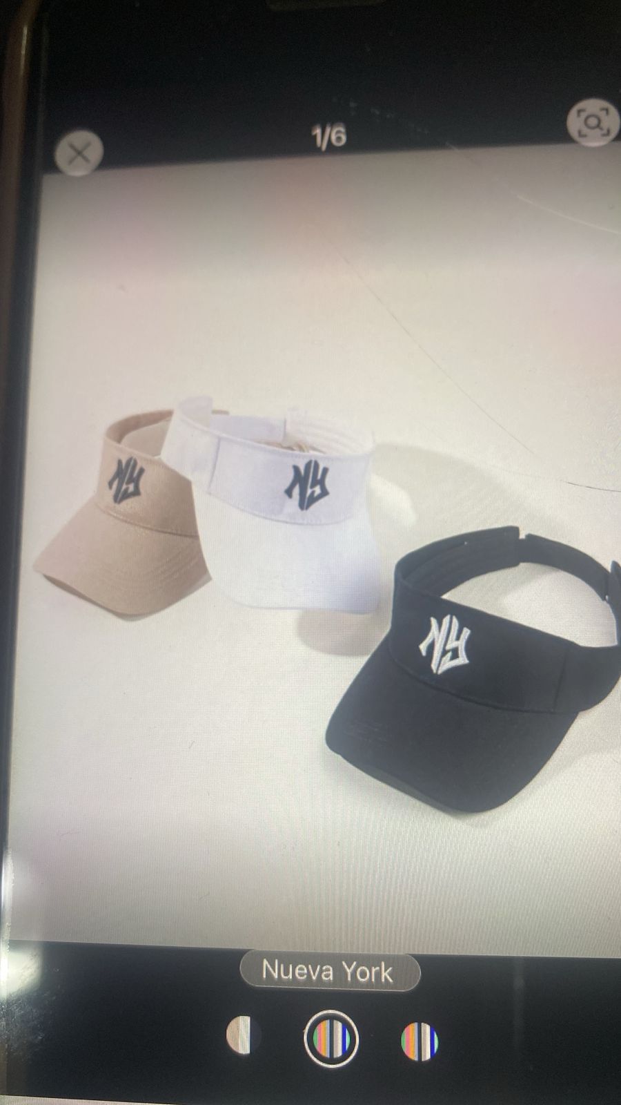Vicera con bordado de NY, unicolor   $112 cada una