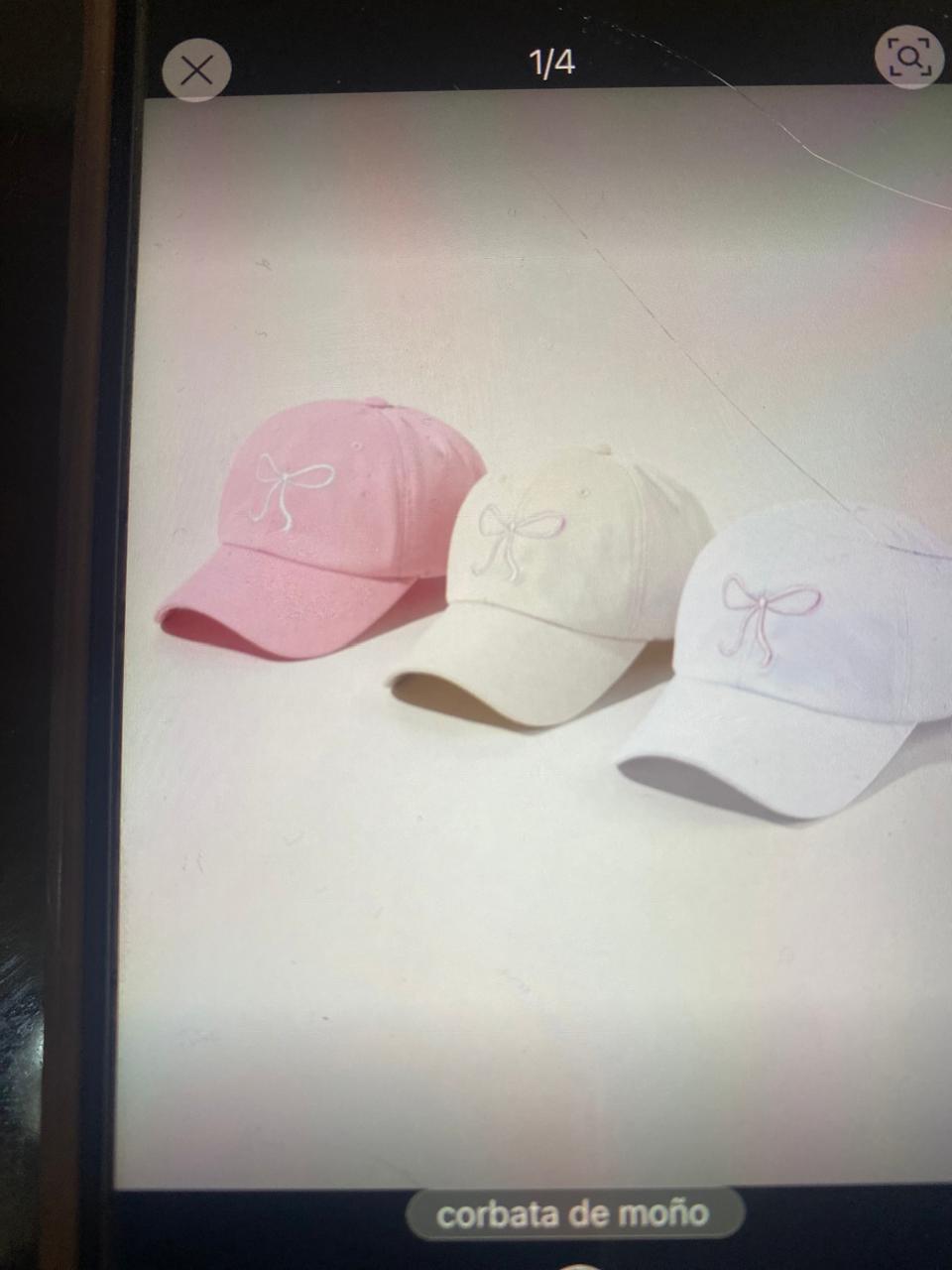 Gorra con moño bordado