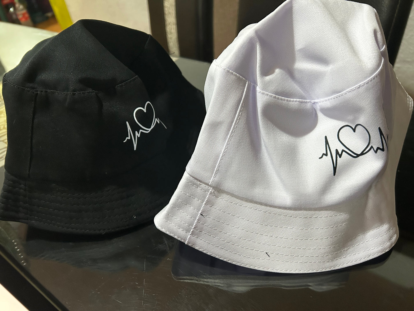 Sombrero bucket de tela con estampado de corazón