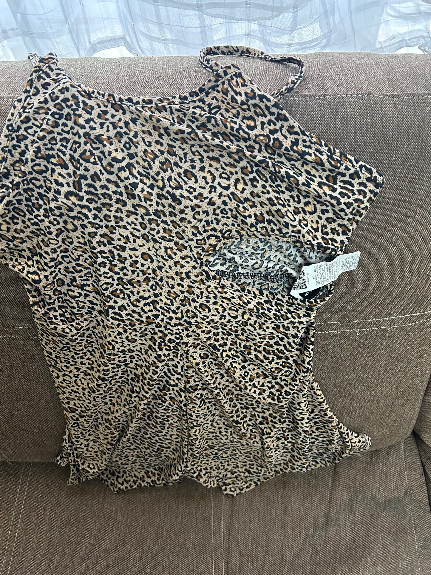 Blusa leopardo,con abertura a un costado ,tirantes y short integrado