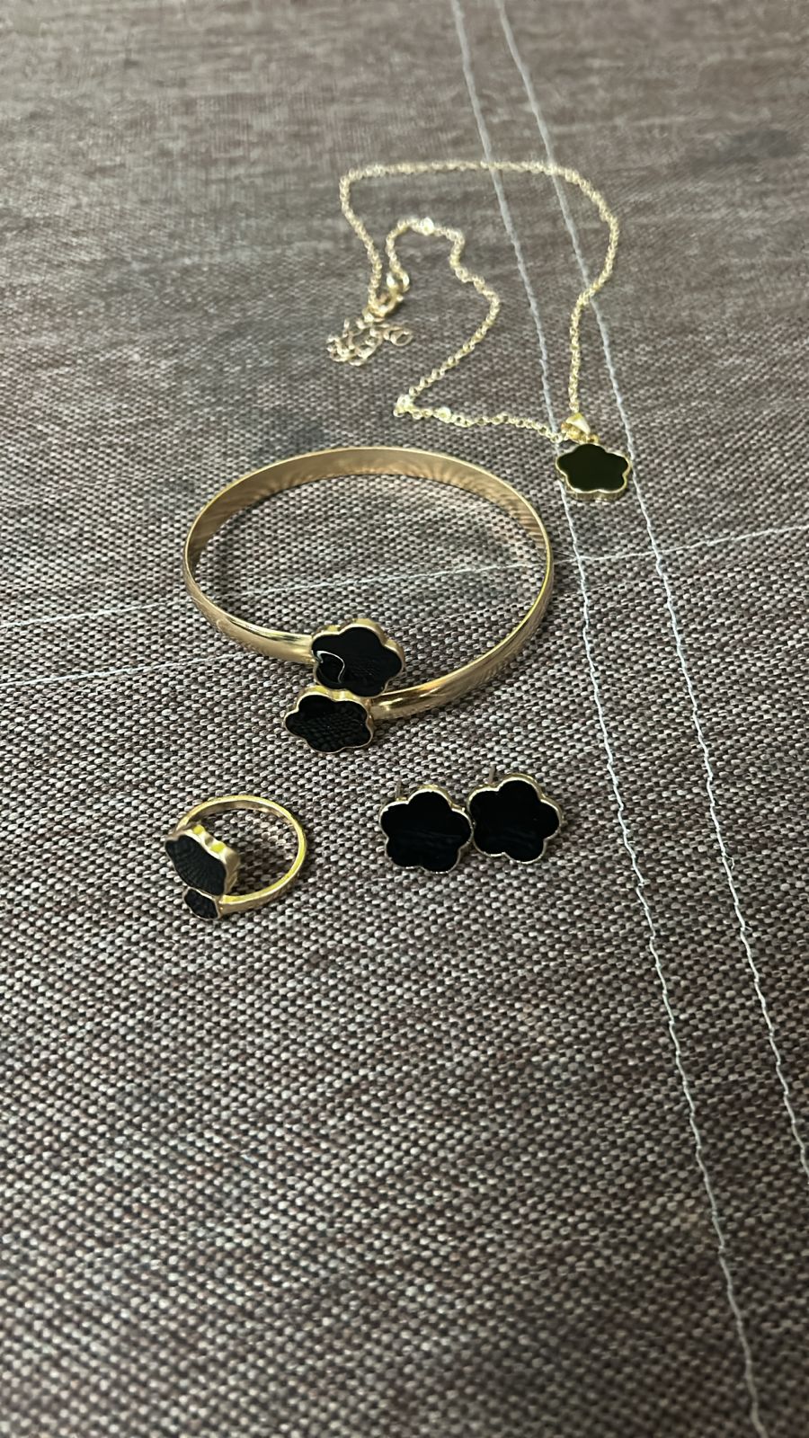 Pulceras, anillo,aretes y collar negro
