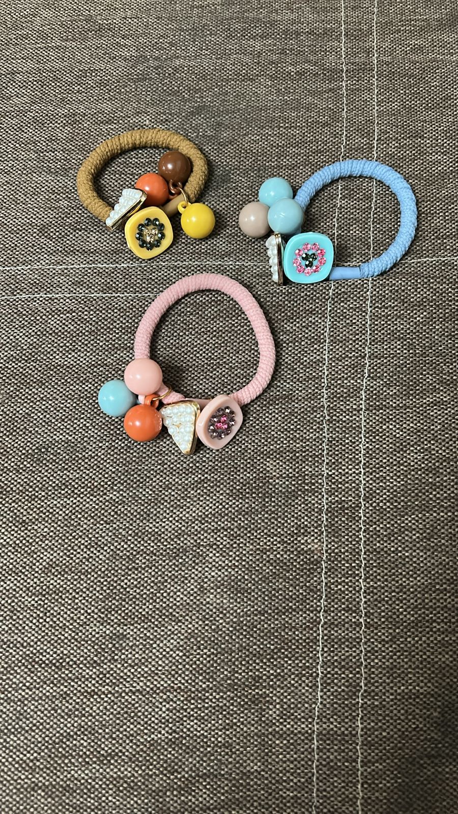 Pulsera/liga de cabello con colgantes
