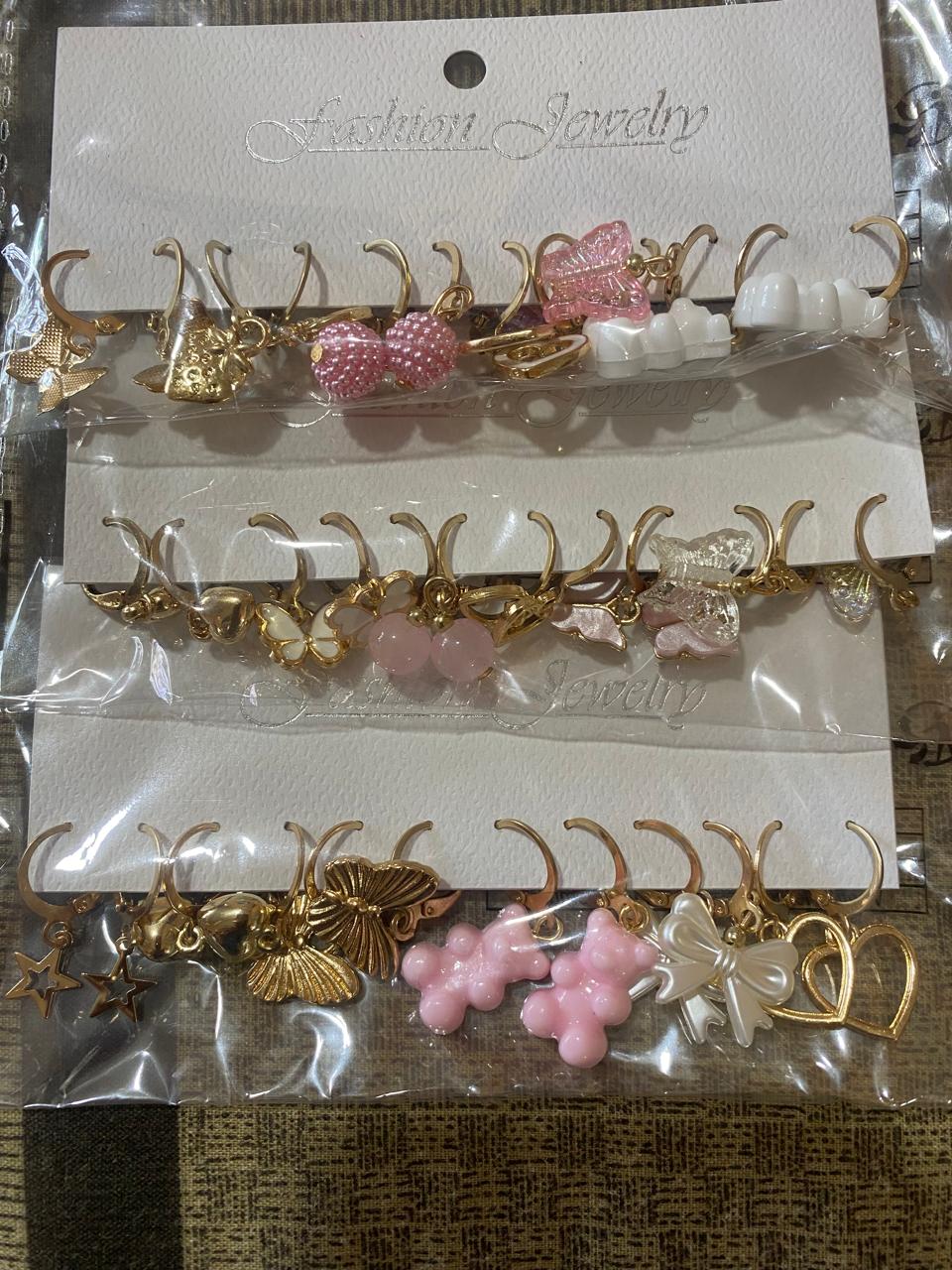 Aretes de niña con diseños variados, multicolor $ 15 cada par