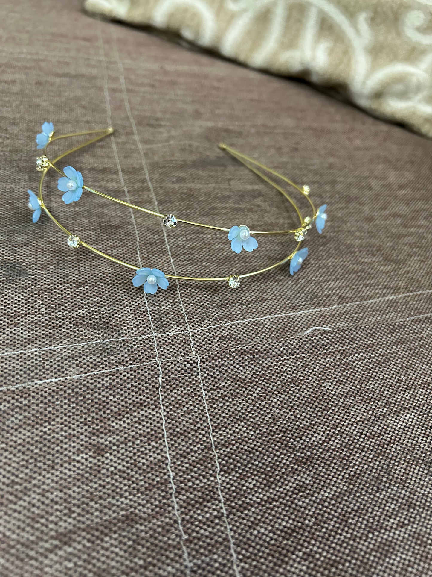 Deadema decorada con flores y perlas $ 47 cada una