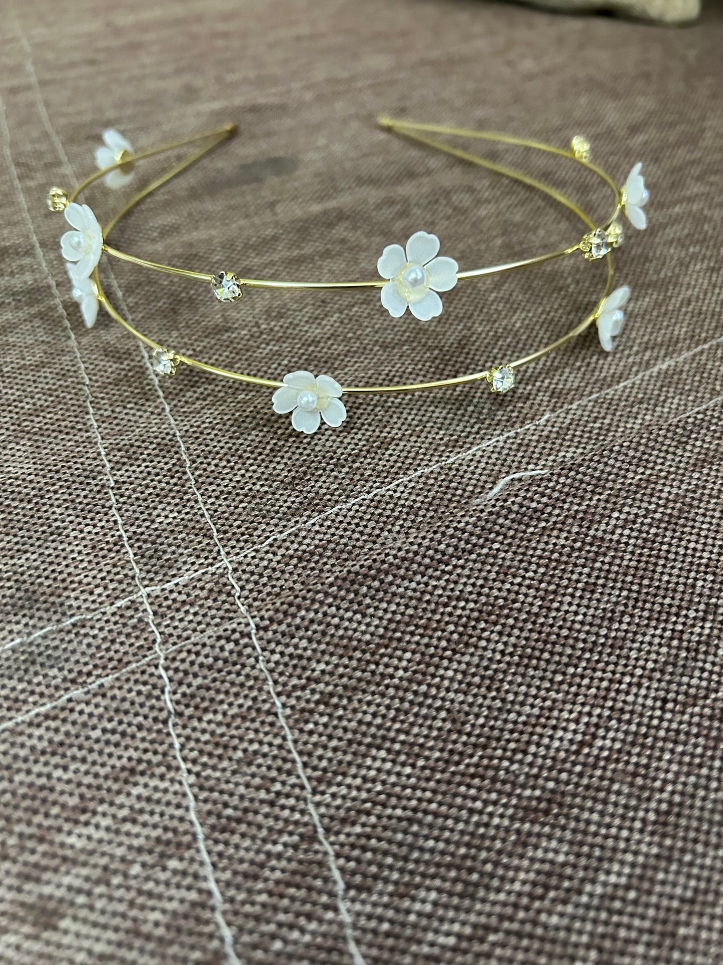 Deadema decorada con flores y perlas $ 47 cada una