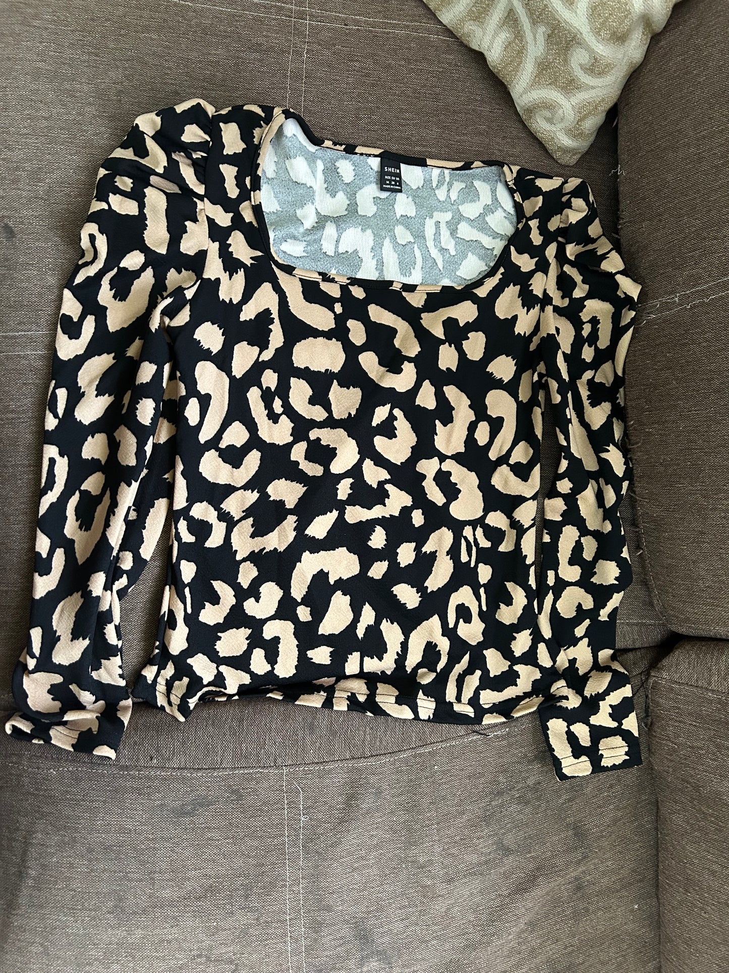 Blusa tipo leopardo, negro con café, M