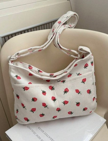 Bolso de hombro con forma de fresa de terciopelo corrugado