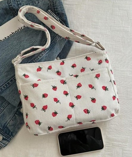 Bolso de hombro con forma de fresa de terciopelo corrugado
