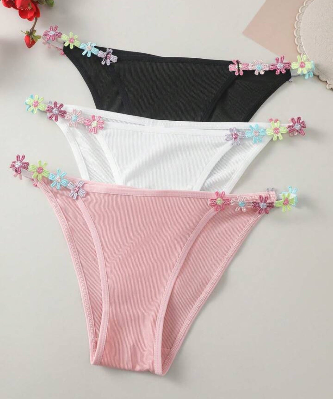 Set de 3 piezas de ropa interior para dama con decoración de flores talla CH,